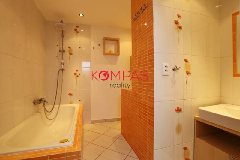 Príjemná kúpeľňa so spojenou dispozíciou.jpg