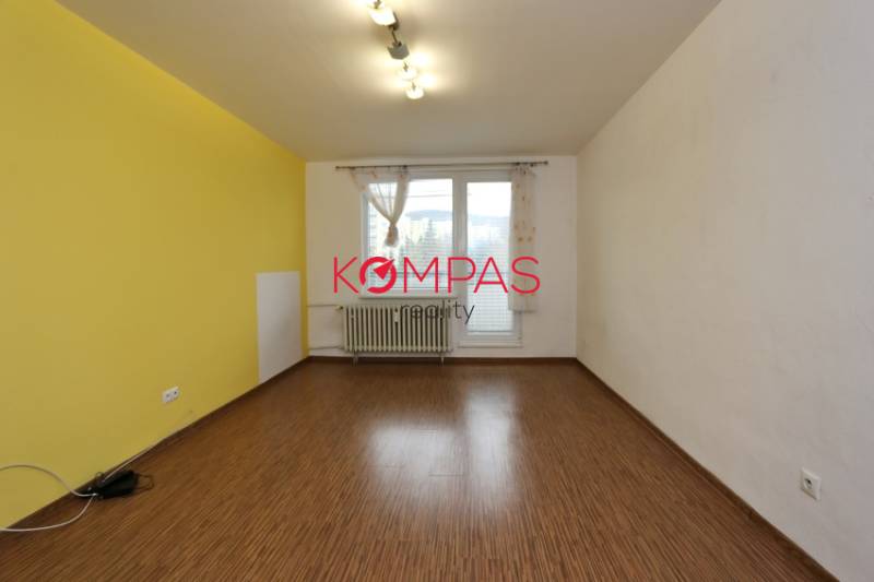 Veľká izba s balkónom.jpg