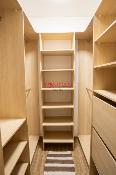 Murovaný šatník